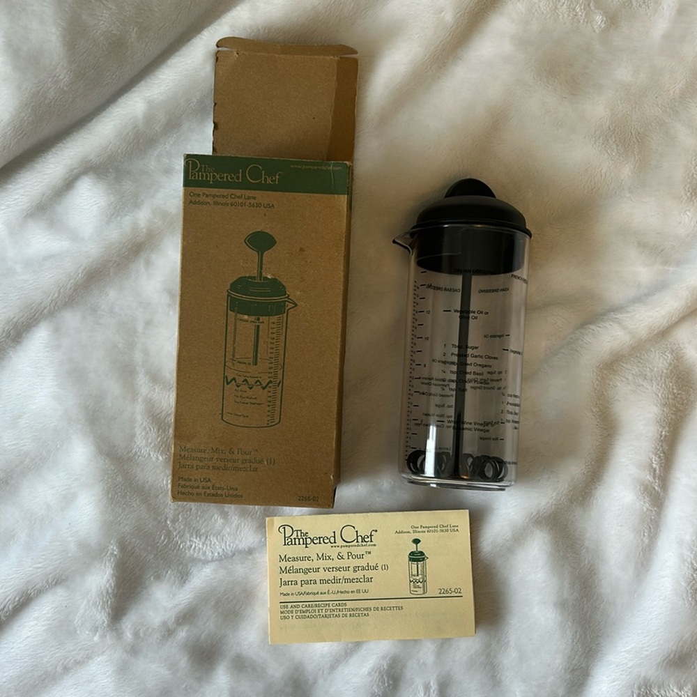 Pampered Chef Mix Measure and Pour. New in Box.